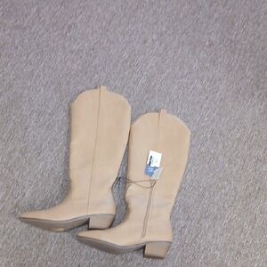Universal Thread Beige Heeled Boots
